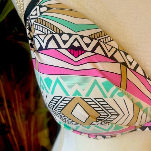 Giani Bini swimsuit top NWOT 34DDD. Never worn NWOT. - Picture 3 of 8